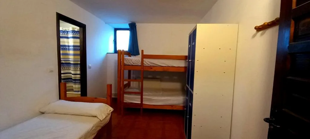 Camera tripla con bagno privato — Albergue La Posada Cangas de Onis