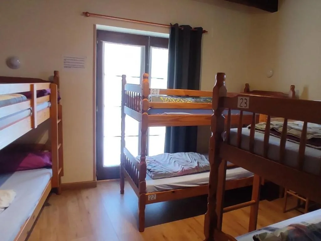 6人用相部屋のベッド — Albergue La Senda