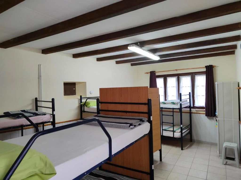 8人用相部屋のベッド — Albergue La Senda