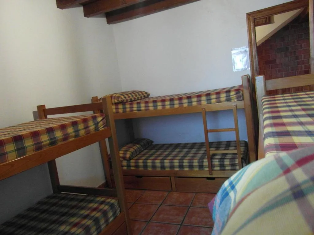 Cama en habitación compartida mixta de 6 camas — Albergue La Torre