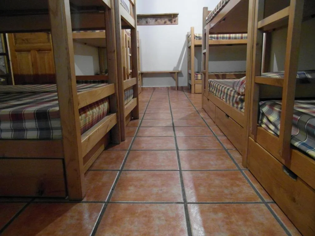 Cama individual en habitación compartida mixta — Albergue La Torre