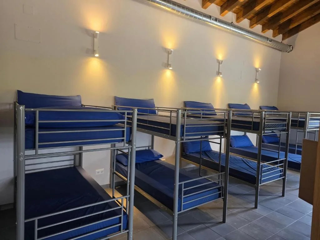 Lit simple en dortoir mixte — ALBERGUE LA VESPA Hostel & Bar