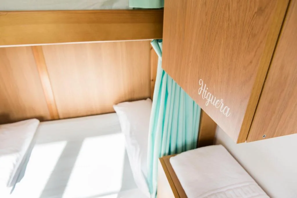 Cama individual em quarto partilhado — Albergue "La Yalga"