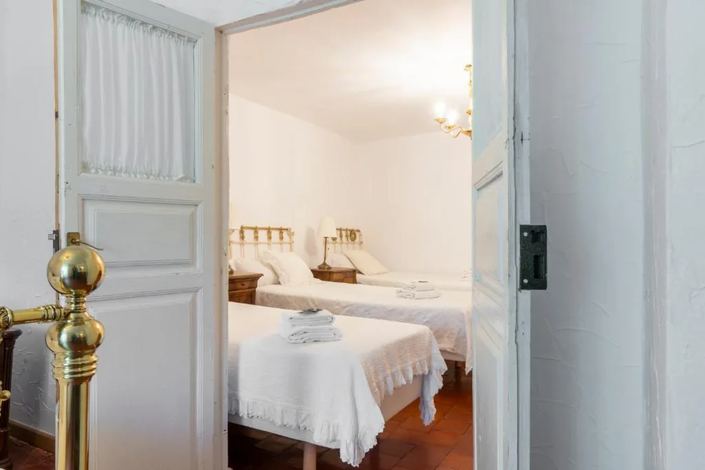 Camera familiare con bagno in comune — Albergue LaMorena