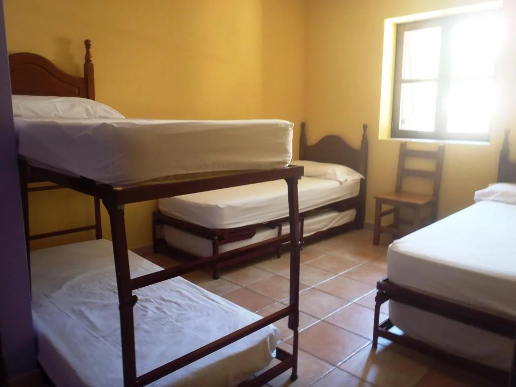 Vierbettzimmer mit eigenem Bad — Albergue Las Almunias