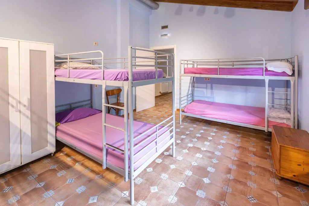 Einzelbett im Gemeinschaftsschlafsaal — Albergue Las Mimosas del Nalón