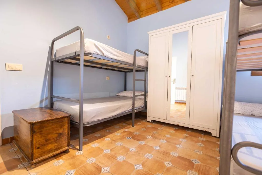 Einzelbett im gemischten Gemeinschaftsschlafsaal — Albergue Las Mimosas del Nalón