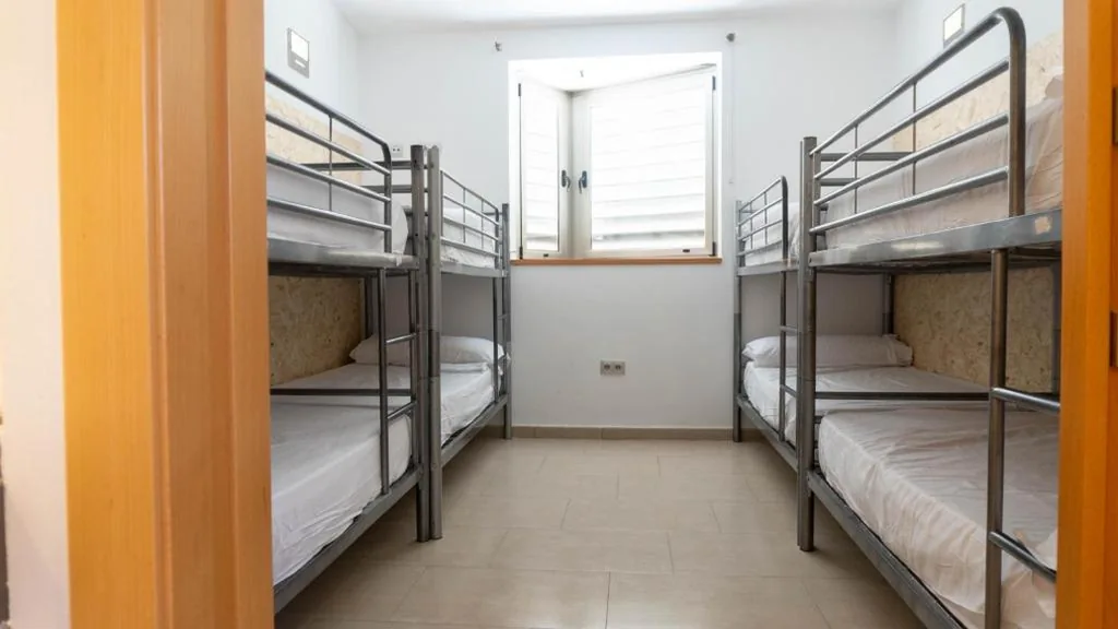 8ベッドドミトリーのベッド — Albergue Las Salinas