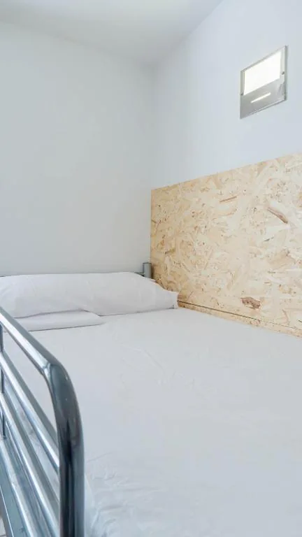 女性専用ドミトリーのシングルベッド — Albergue Las Salinas
