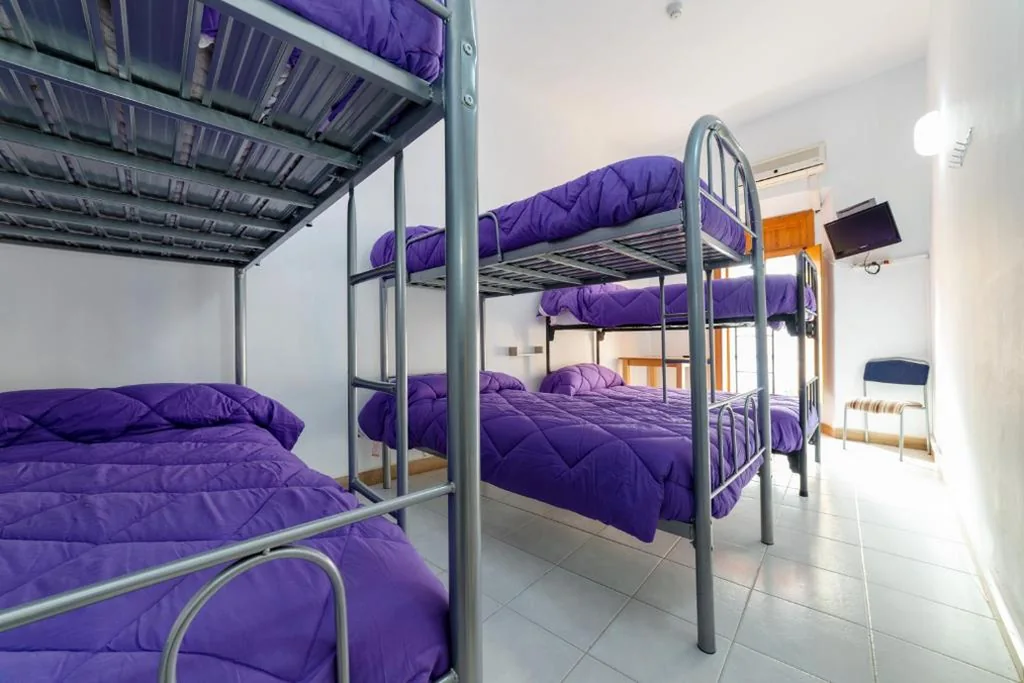 Etagenbett im gemischten Gemeinschaftsschlafsaal — Albergue las Veletas