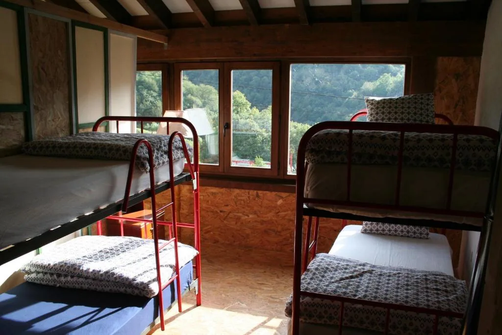 Albergue Les Xendes. Parque de Redes