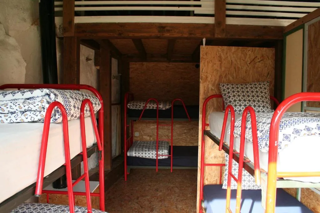Cama em dormitório partilhado misto de 6 camas — Albergue Les Xendes. Parque de Redes