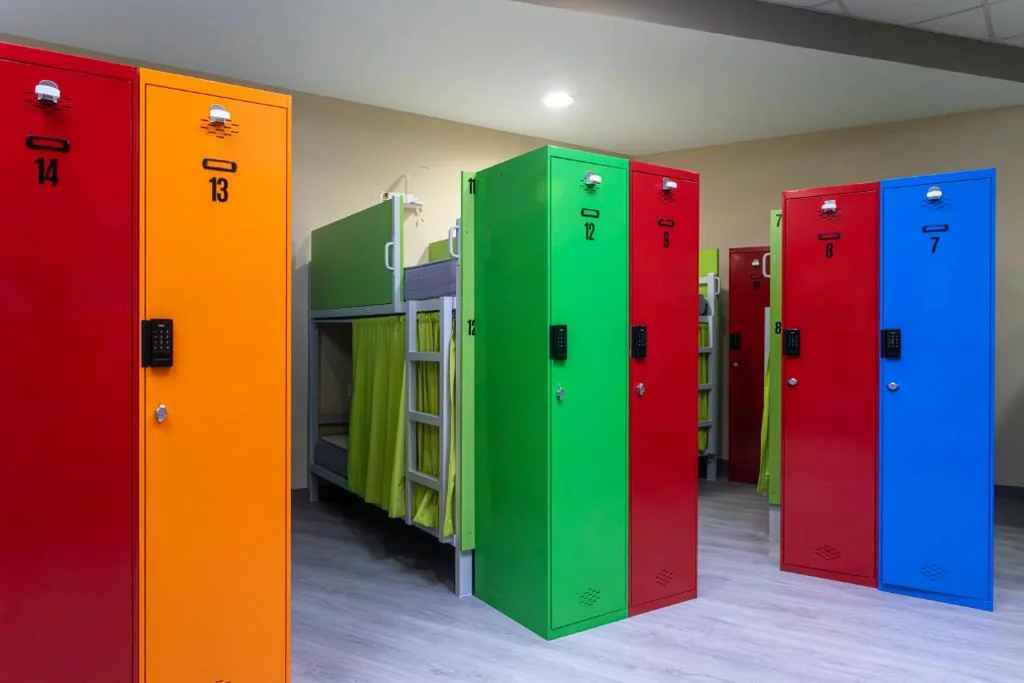 Lit superposé dans un dortoir partagé pour hommes — Albergue Llanes Hostel