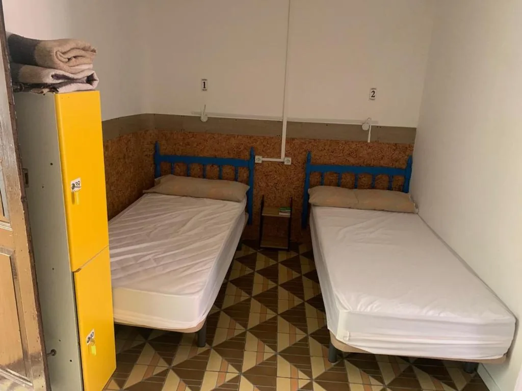 Letto in dormitorio condiviso da 8 posti — Albergue Los Arcos-solo para peregrinos-