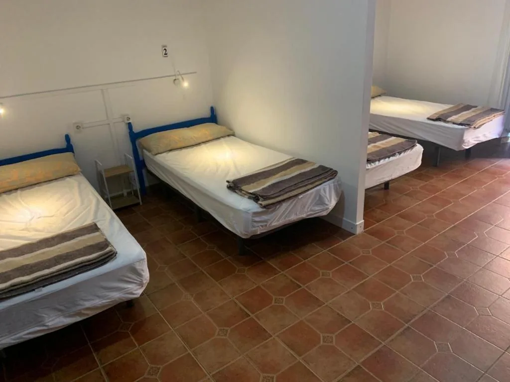 Letto in dormitorio misto condiviso da 8 posti — Albergue Los Arcos-solo para peregrinos-