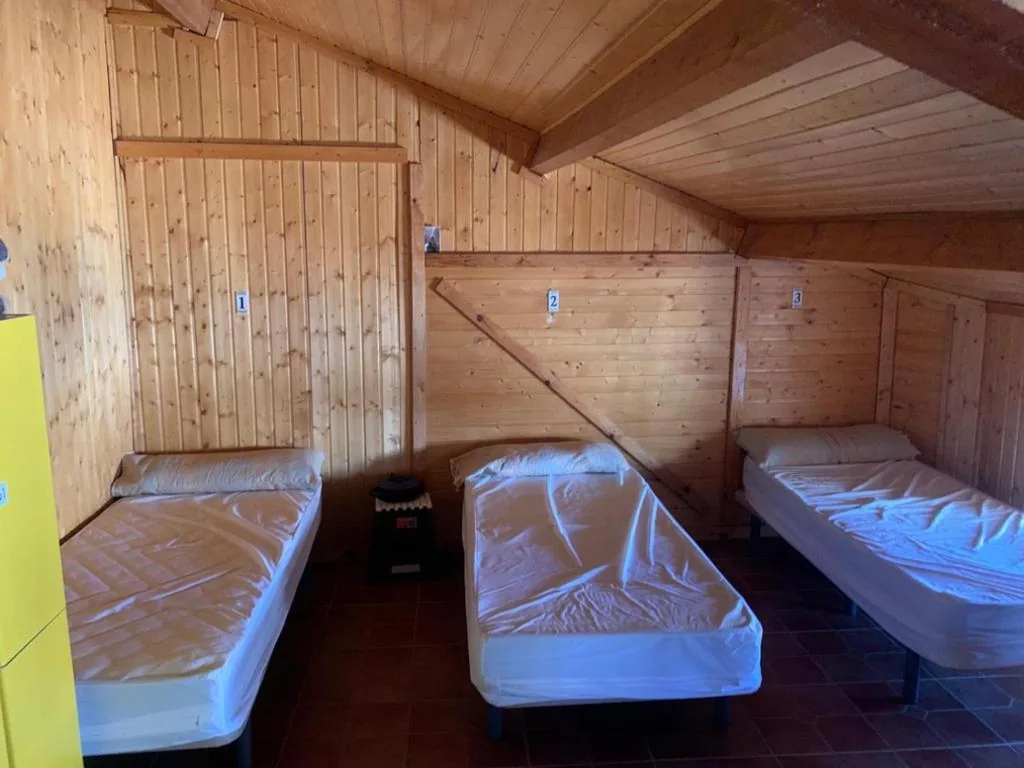 Letto in dormitorio misto condiviso da 5 posti — Albergue Los Arcos-solo para peregrinos-