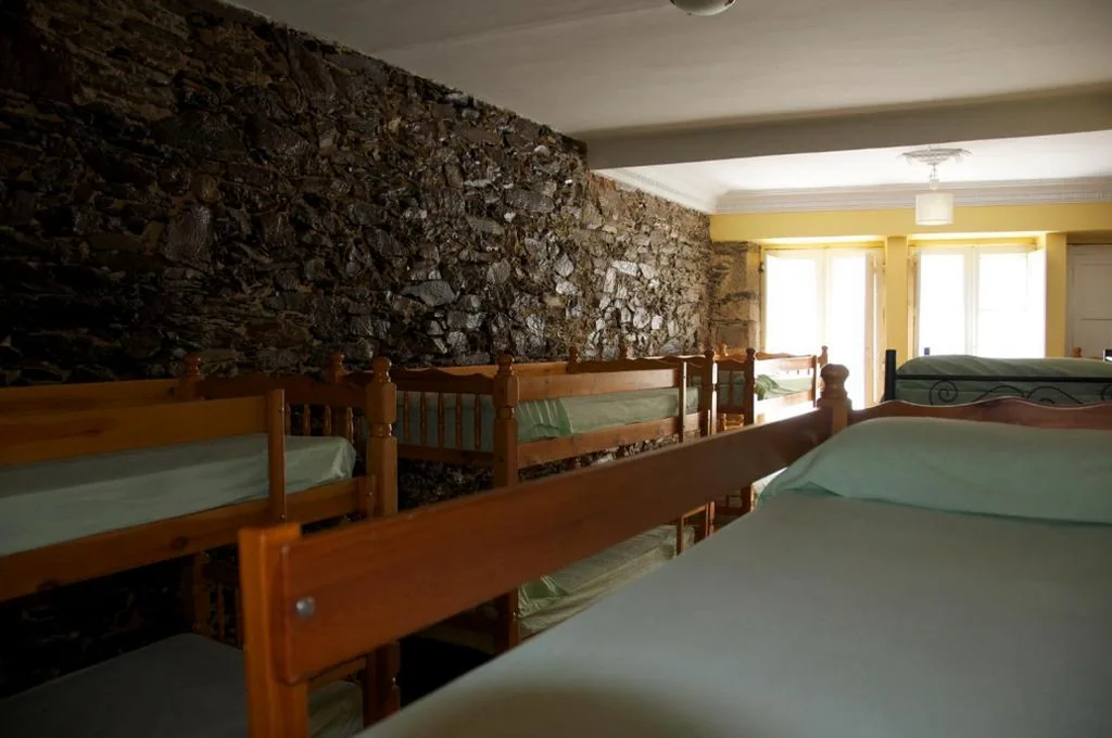 Stapelbed in gedeelde slaapzaal met 12 bedden — Albergue los Blasones