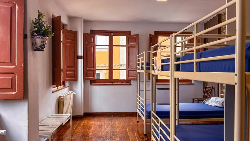 Bett im gemischten Schlafsaal mit 8 Betten — Albergue Mayor