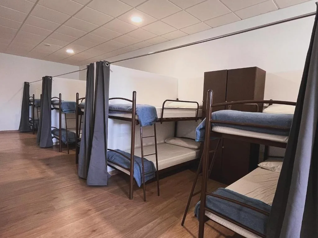 Chambre partagée mixte — Albergue Melide