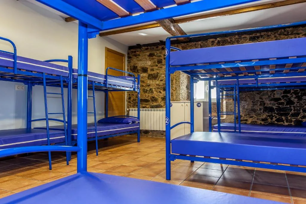 Schlafplatz im gemischten 10-Bett-Schlafsaal — Albergue Milpés