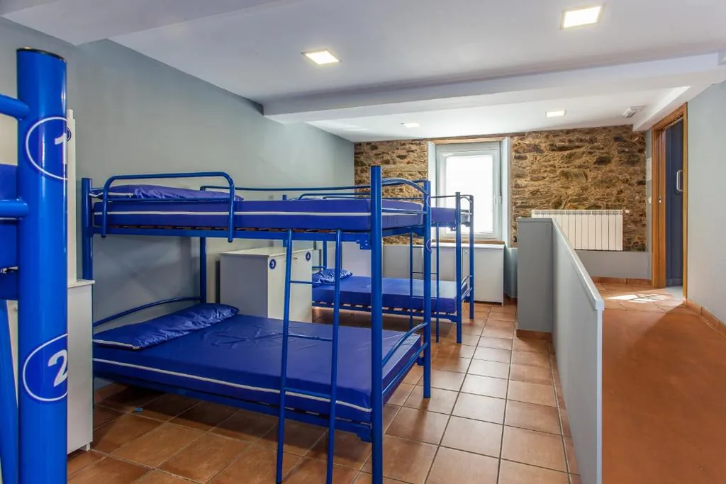 Schlafplatz im gemischten 6-Bett-Schlafsaal — Albergue Milpés