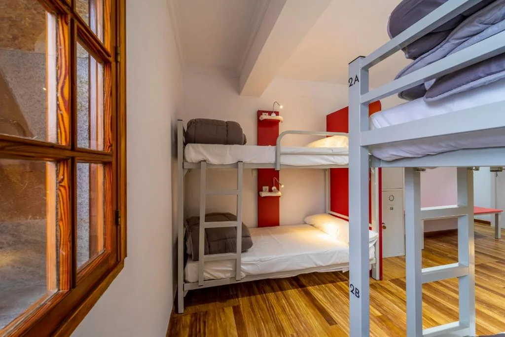 Letto a castello in dormitorio misto — Albergue Mirador de Pedrouzo