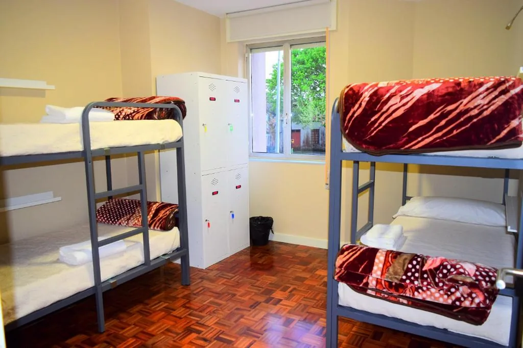 Letto a castello in dormitorio condiviso misto — Albergue Mirás
