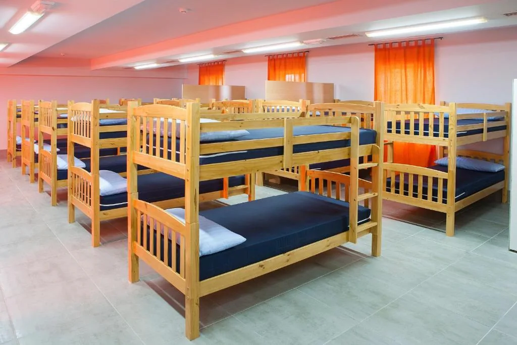 Bett im gemischten Schlafsaal — Albergue Monasterio de La Magdalena