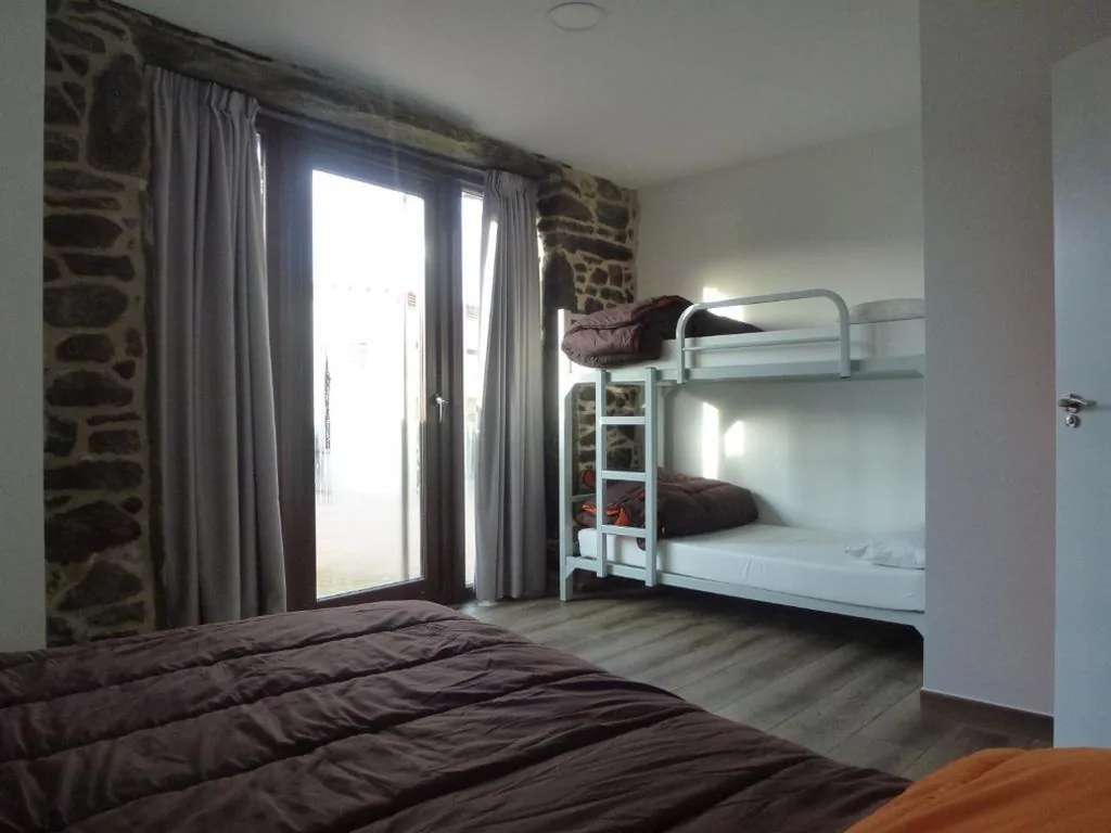 Vierbettzimmer mit Gemeinschaftsbad — Albergue Monte Aro