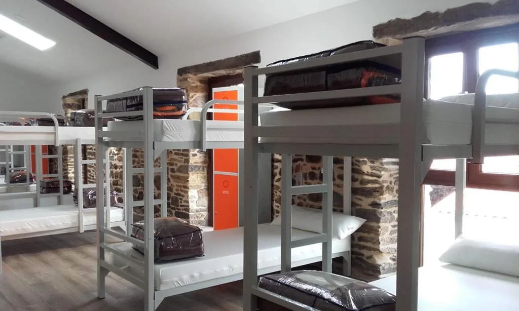 Etagenbett im gemischten Schlafsaal — Albergue Monte Aro