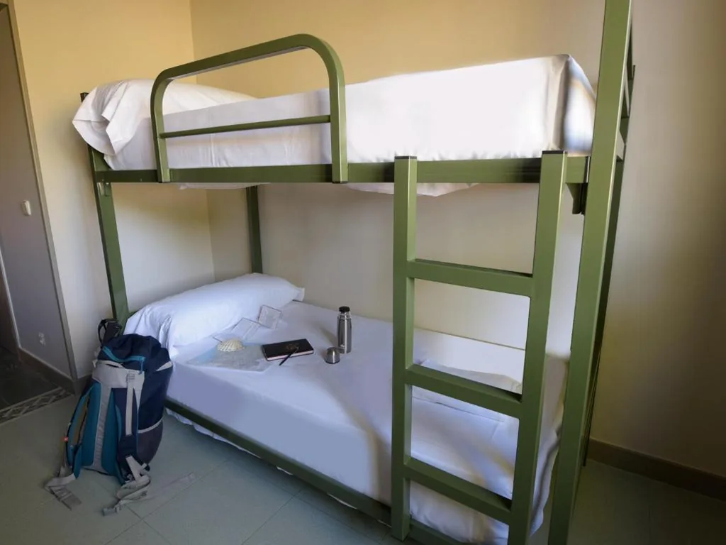 Bed in slaapzaal met 6 bedden — Albergue Monte Do Gozo