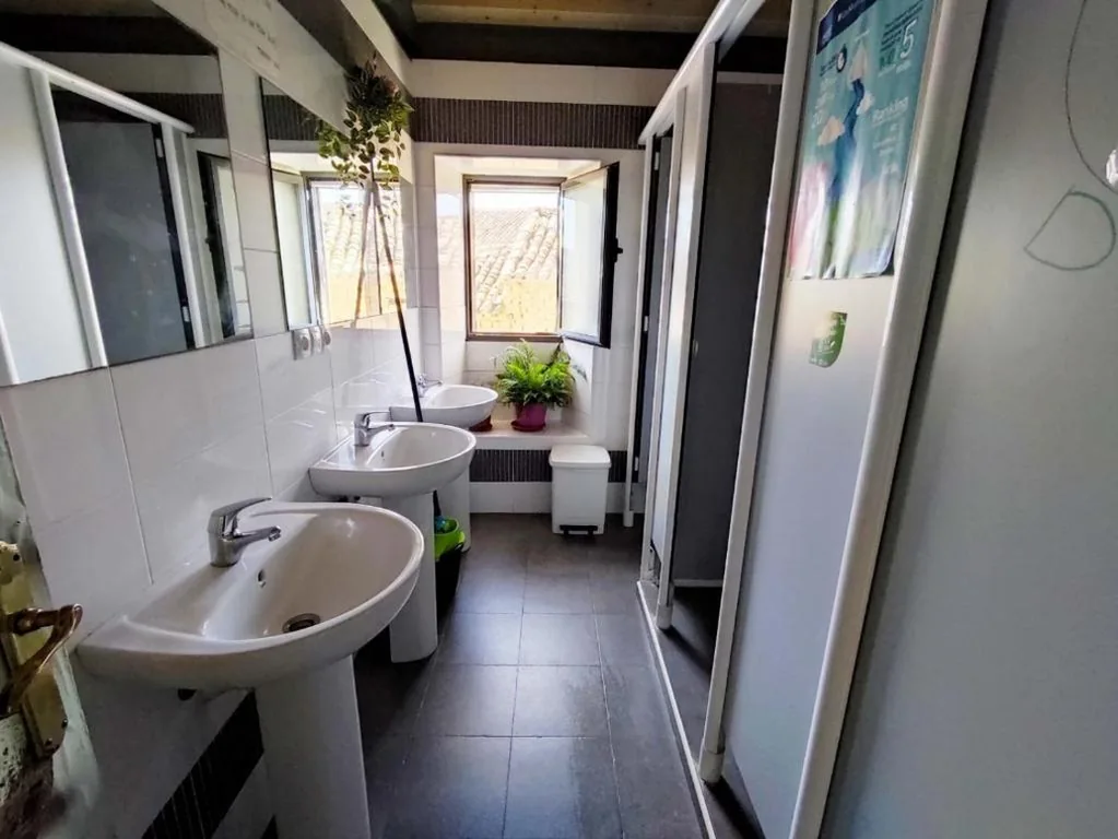Habitación compartida mixta de 10 camas — Albergue Municipal de peregrinos Pilgrim Hostel