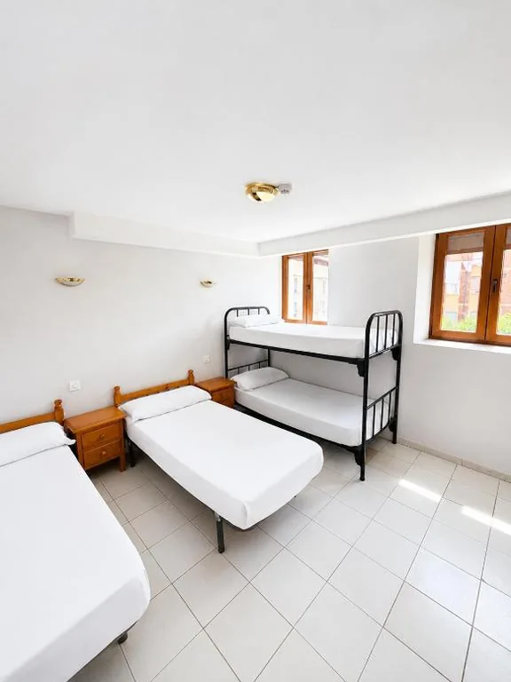 Camera quadrupla — Albergue Municipal de Pradoluengo