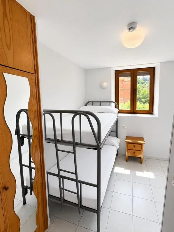 Camera doppia con 2 letti — Albergue Municipal de Pradoluengo