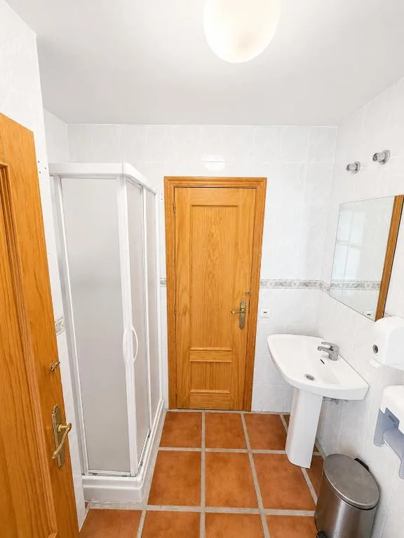Camera doppia con bagno in comune — Albergue Municipal de Pradoluengo