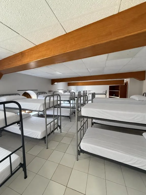 Posto letto in dormitorio condiviso misto — Albergue Municipal de Pradoluengo