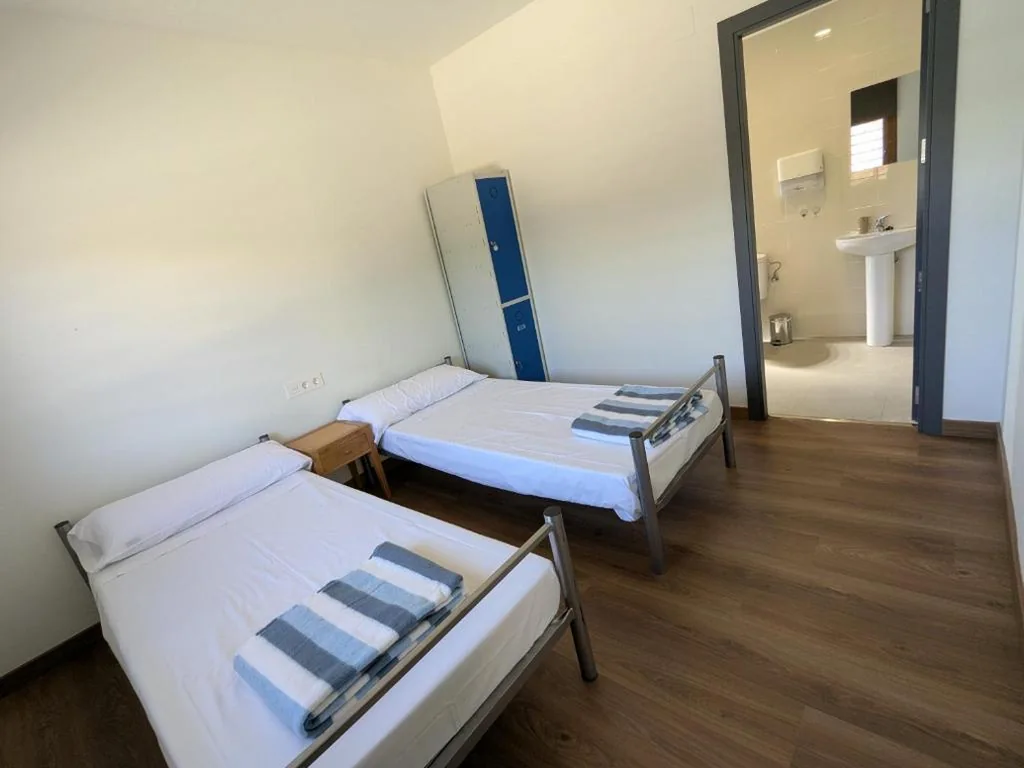Habitación Doble con baño privado - 2 camas — Albergue Municipal Las Escuelas