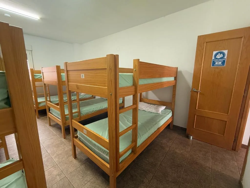Einzelbett im Gemeinschaftszimmer — Albergue Municipal San Roque