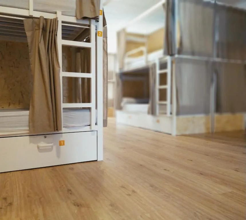 Einzelbett im Gemeinschaftsschlafsaal — Albergue Nacama Hostel Pontevedra EXCLUSIVO PEREGRINOS - PILGRIMS