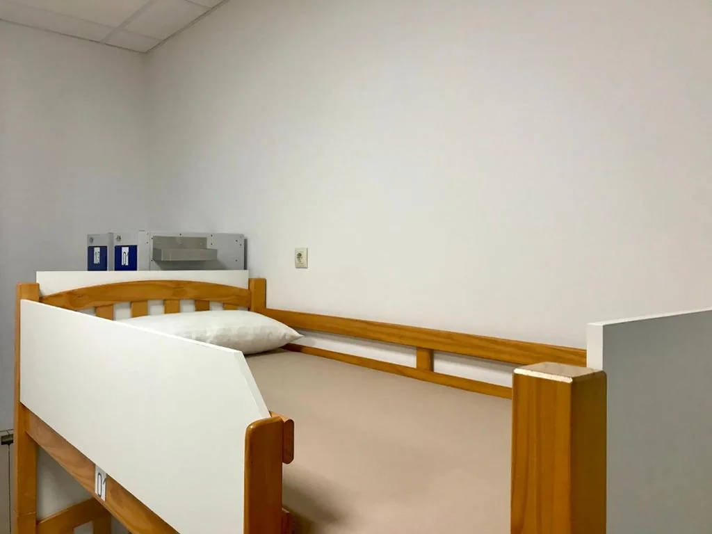 Einzelbett im gemischten Gemeinschaftsschlafsaal — Albergue O Burgo