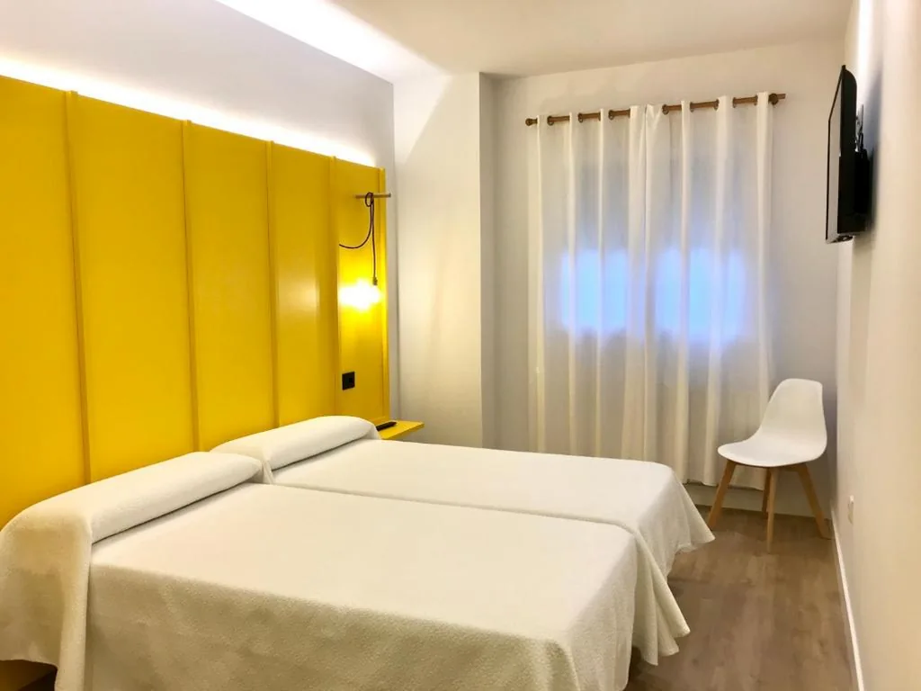 Doppelzimmer mit eigenem Bad – 2 Betten — Albergue O Burgo