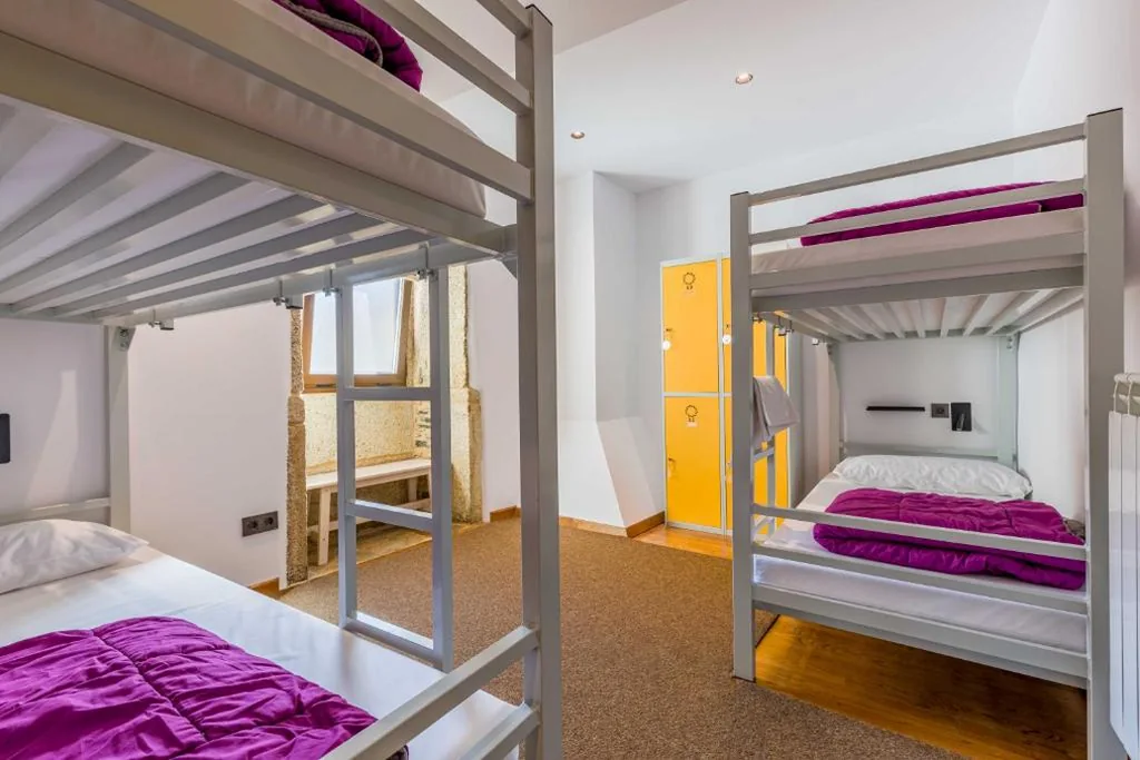 Lit superposé dans une chambre partagée mixte — Albergue O Candil