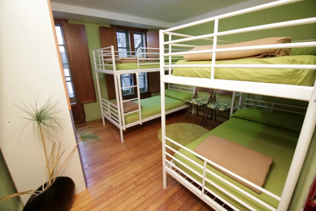 Vierpersoonskamer met gedeelde badkamer — Albergue O Fogar de Teodomiro