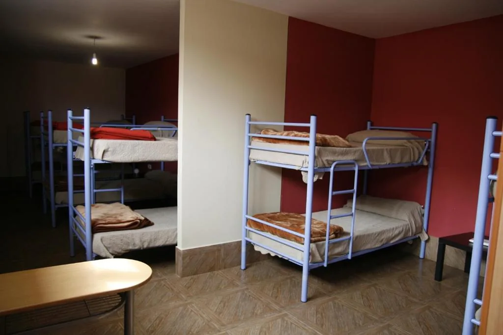 Quarto partilhado misto com 10 camas — Albergue O Logoso