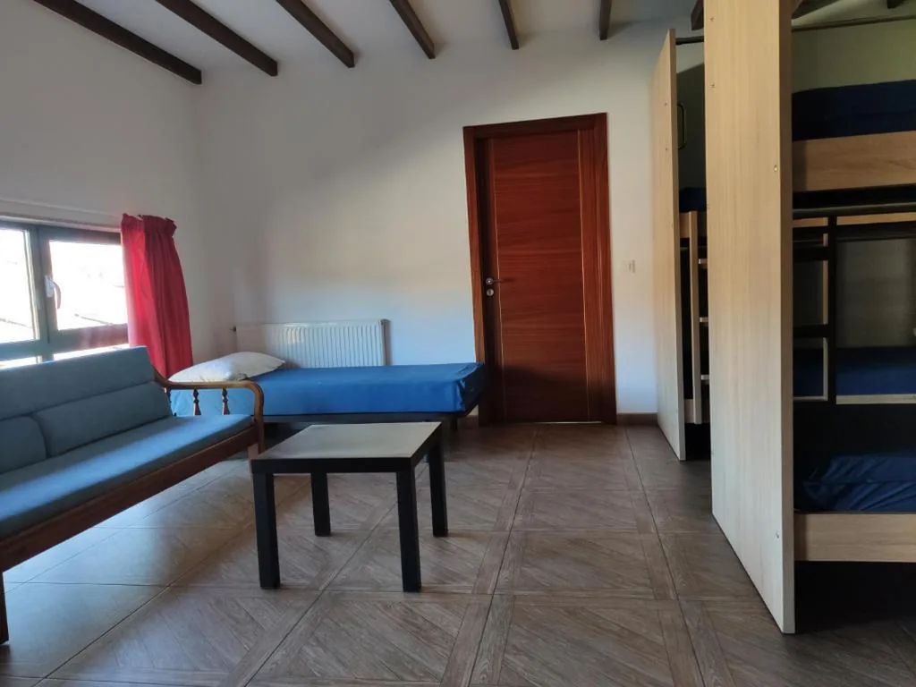 Quarto partilhado misto com 6 camas — Albergue O Logoso