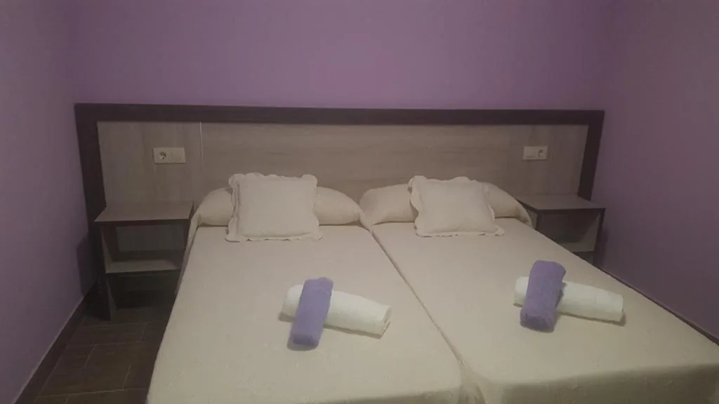 Quarto duplo com casa de banho privativa - 2 camas — Albergue O Logoso