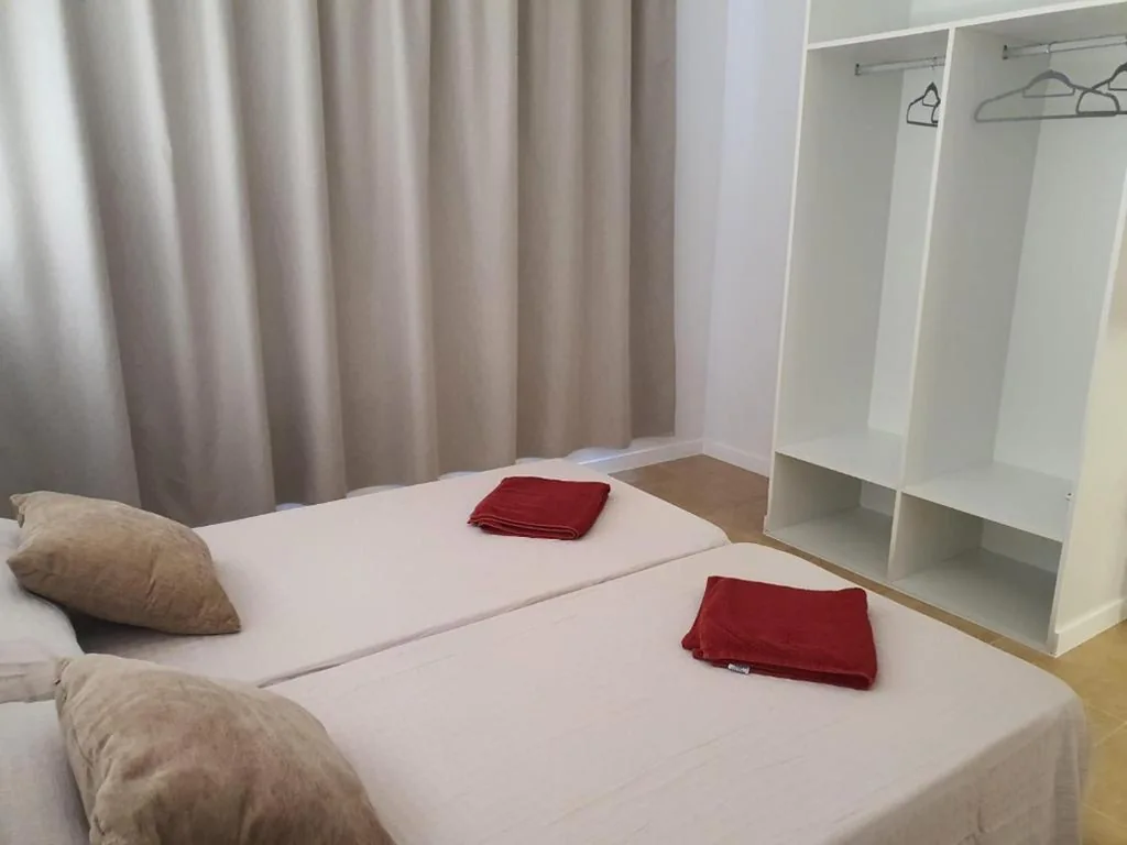 Doppelzimmer mit Gemeinschafts-WC – 2 Betten — Albergue O Pedrón Hostel & Rooms