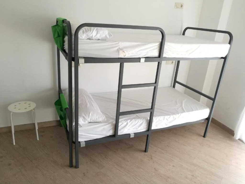 Cama individual en habitación compartida mixta — Albergue O Trisquel
