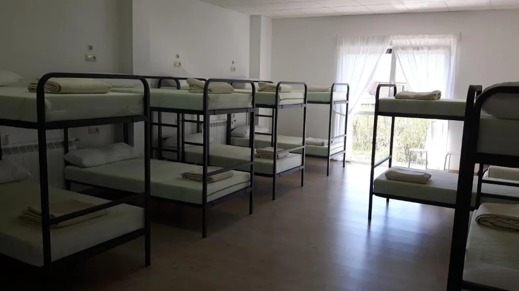 Cama individual en habitación compartida mixta — Albergue O Trisquel