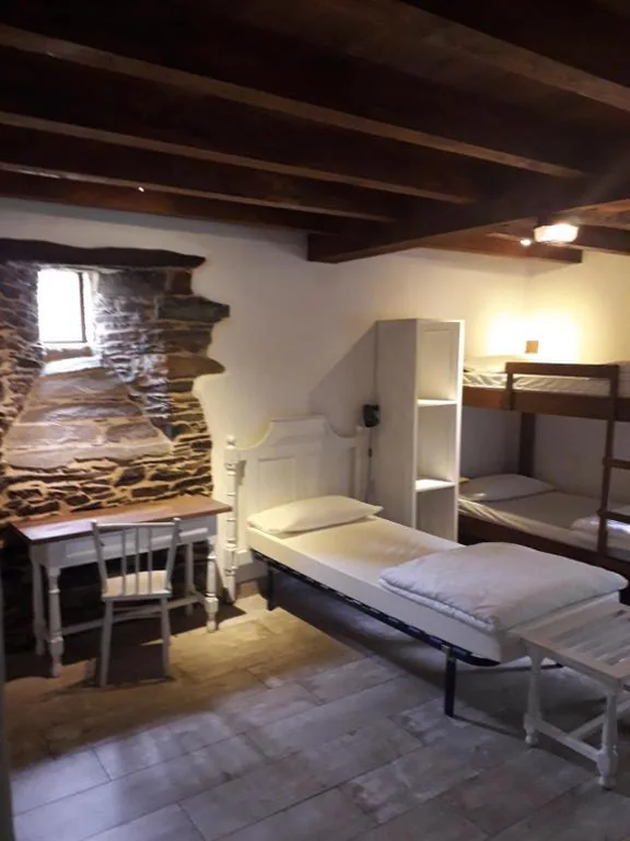 Cama en habitación compartida mixta de 3 camas — Albergue o Xistral